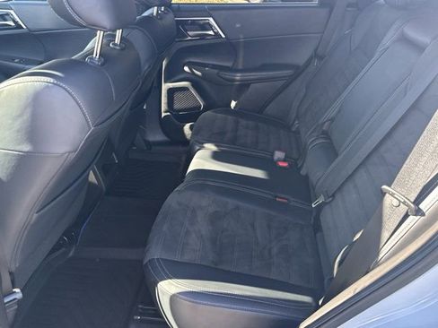 Used 2024 Mitsubishi Outlander SE image 24