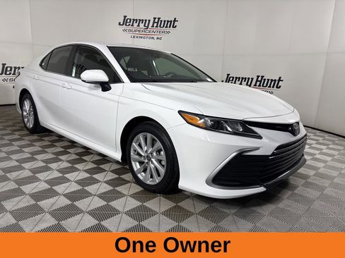 Used 2021 Toyota Camry LE image 5