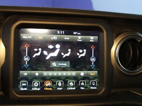 Used 2019 Jeep Wrangler Unlimited Sahara w/ Uconnect 4C Nav & Sound Group image 20