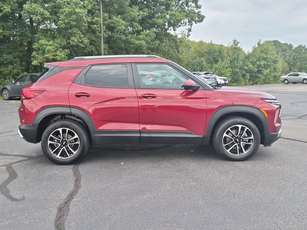 Used 2025 Chevrolet TrailBlazer LT AWD/4WD image 3