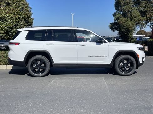 New 2025 Jeep Grand Cherokee L Laredo image 7
