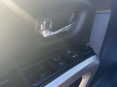 Used 2017 Nissan Titan SV image 19