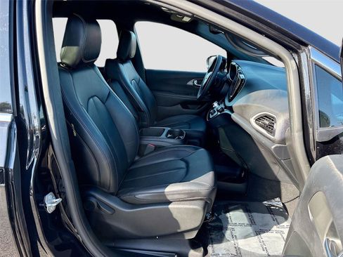 Used 2025 Chrysler Pacifica Select FWD image 28