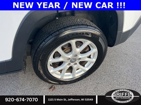 Used 2017 Jeep Cherokee Latitude w/ Cold Weather Group image 17