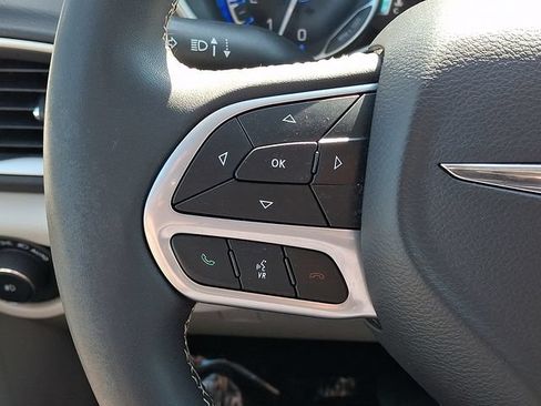 Used 2023 Chrysler Pacifica Touring-L FWD image 21