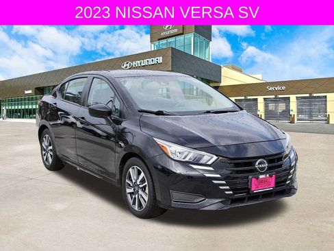 Used 2023 Nissan Versa SV image 3