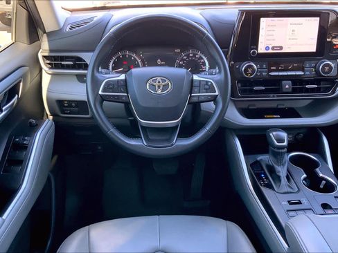 Used 2024 Toyota Highlander XLE image 6