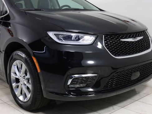 Used 2024 Chrysler Pacifica Touring-L image 37