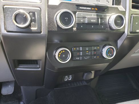 Used 2019 Ford F150 XLT w/ Equipment Group 302A Luxury AWD/4WD image 34