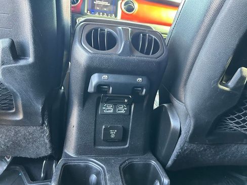 Used 2021 Jeep Gladiator Rubicon AWD/4WD image 12