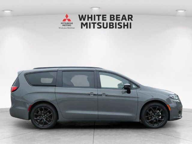 Used 2025 Chrysler Pacifica Limited FWD image 6