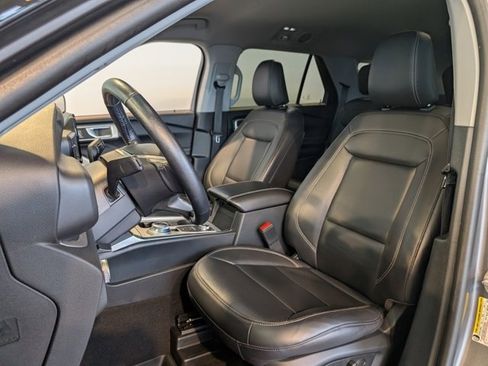 Used 2022 Ford Explorer XLT w/ Equipment Group 202A image 8