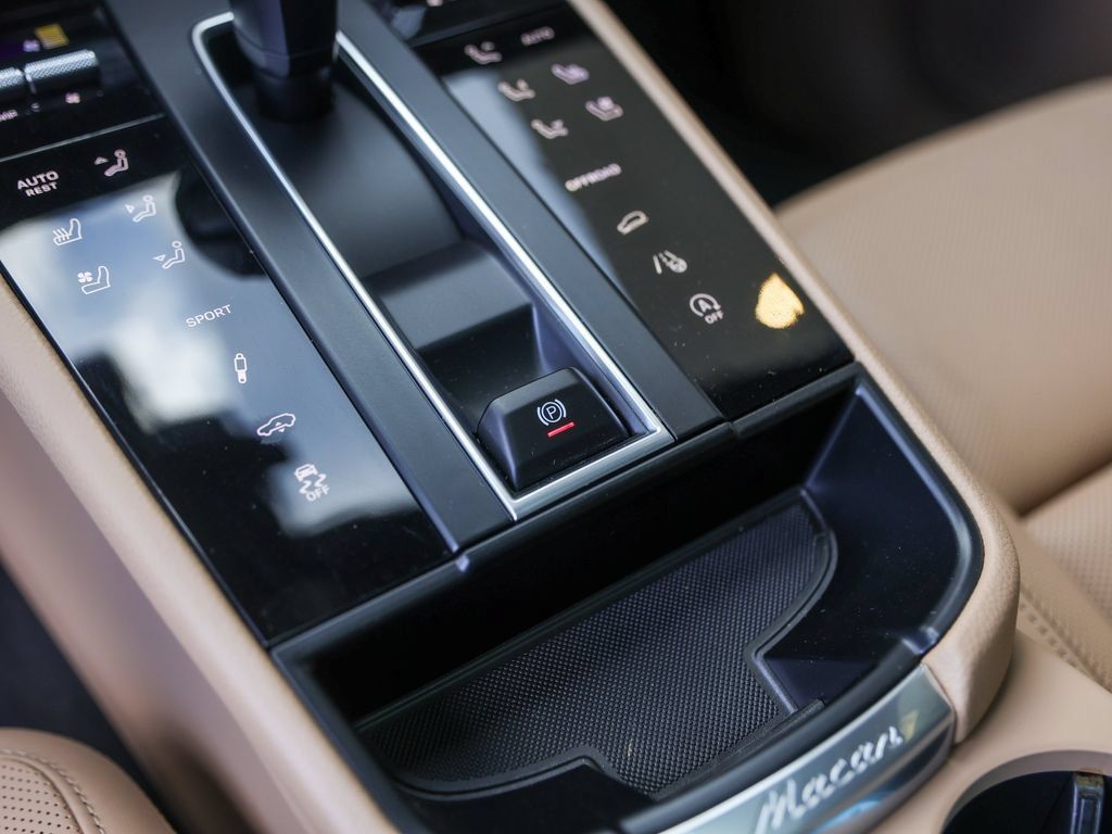 Certified 2026 Porsche Macan AWD/4WD image 26