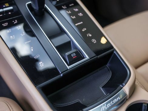 Certified 2026 Porsche Macan AWD/4WD image 26
