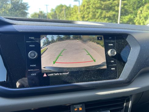 Used 2023 Volkswagen Taos SE w/ Panoramic Sunroof Package FWD image 21