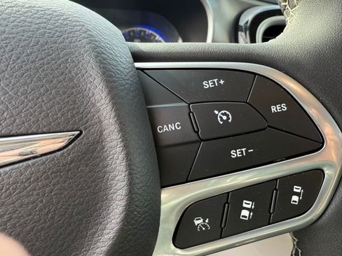 Used 2024 Chrysler Pacifica Touring-L image 15