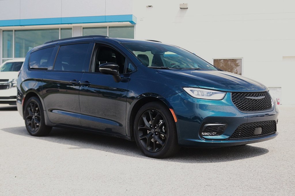 Used 2025 Chrysler Pacifica Limited FWD image 3
