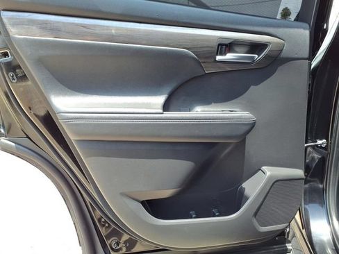 Used 2023 Toyota Highlander Platinum AWD/4WD image 19