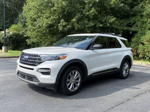 Used 2020 Ford Explorer XLT w/ Equipment Group 202A AWD/4WD image 5