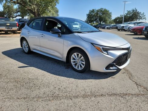 Used 2023 Toyota Corolla SE FWD image 3