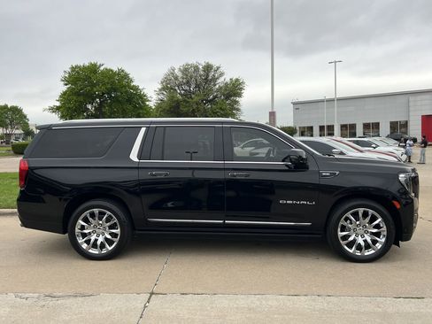 Used 2023 GMC Yukon XL Denali Ultimate w/ LPO, Floor Liner Package AWD/4WD image 3