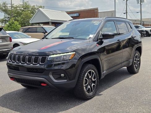 Used 2023 Jeep Renegade Trailhawk AWD/4WD image 2
