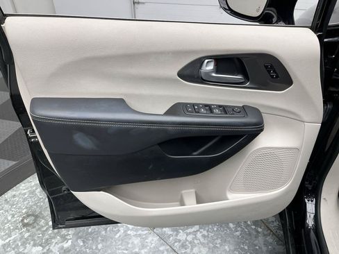 Used 2024 Chrysler Pacifica Touring-L FWD image 6