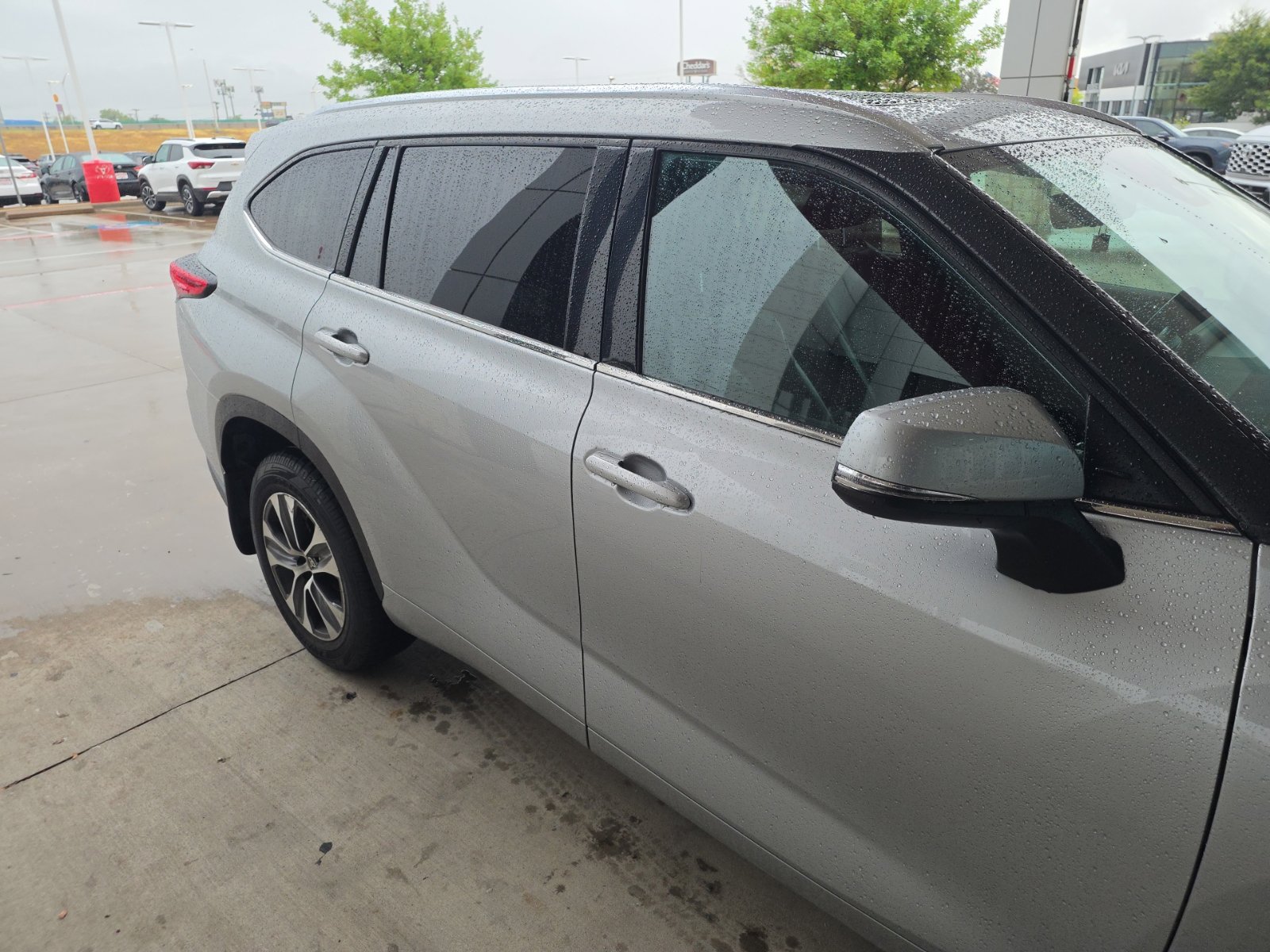 Used 2021 Toyota Highlander XLE AWD/4WD image 27