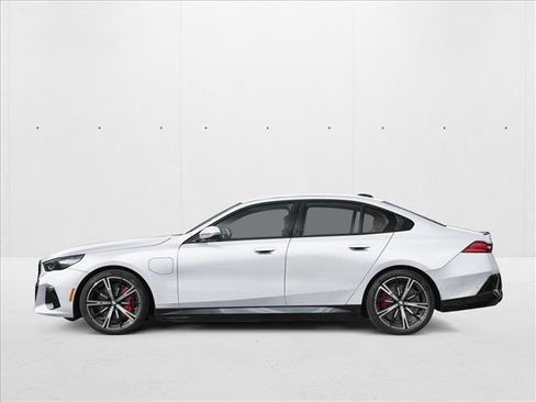 New 2027 BMW 550e xDrive AWD/4WD image 3