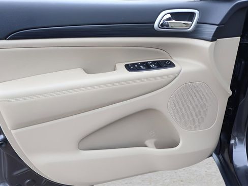 Used 2019 Jeep Grand Cherokee Laredo image 10