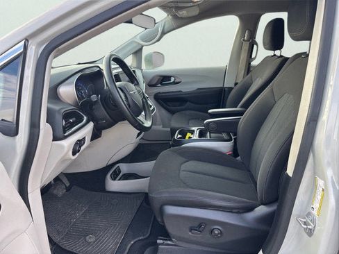 Used 2020 Chrysler Pacifica Touring image 9