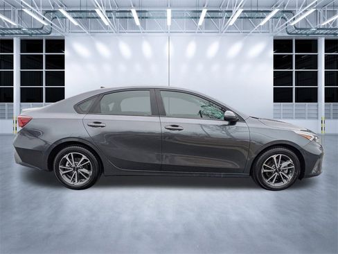 Used 2022 Kia Forte LXS w/ LXS Technology Package image 3