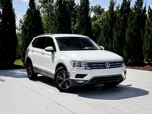 Used 2018 Volkswagen Tiguan SE w/ 18" Alloy Wheels Package FWD image 2