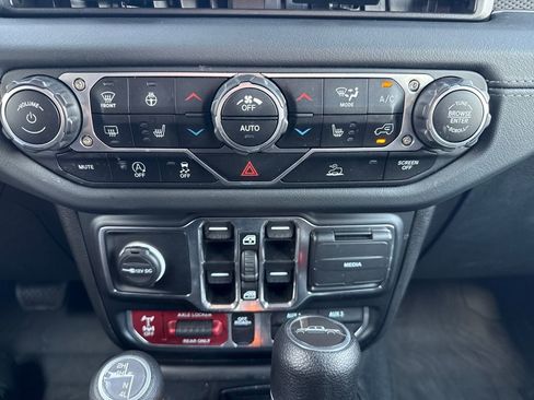 Used 2024 Jeep Gladiator Mojave w/ Technology Group AWD/4WD image 22