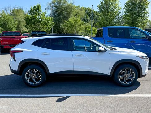 Used 2024 Chevrolet Trax LT w/ Sunroof Package FWD image 14