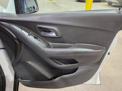 Used 2017 Chevrolet Trax LS AWD/4WD image 30