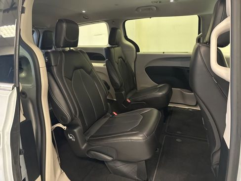 Used 2023 Chrysler Pacifica Touring-L image 44