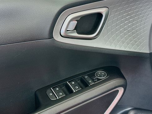 Used 2025 Kia Soul LX w/ LX Technology Package FWD image 15