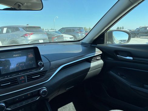 Used 2025 Nissan Altima 2.5 SV image 35