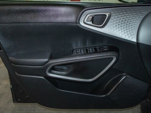 Used 2025 Kia Soul LX image 10