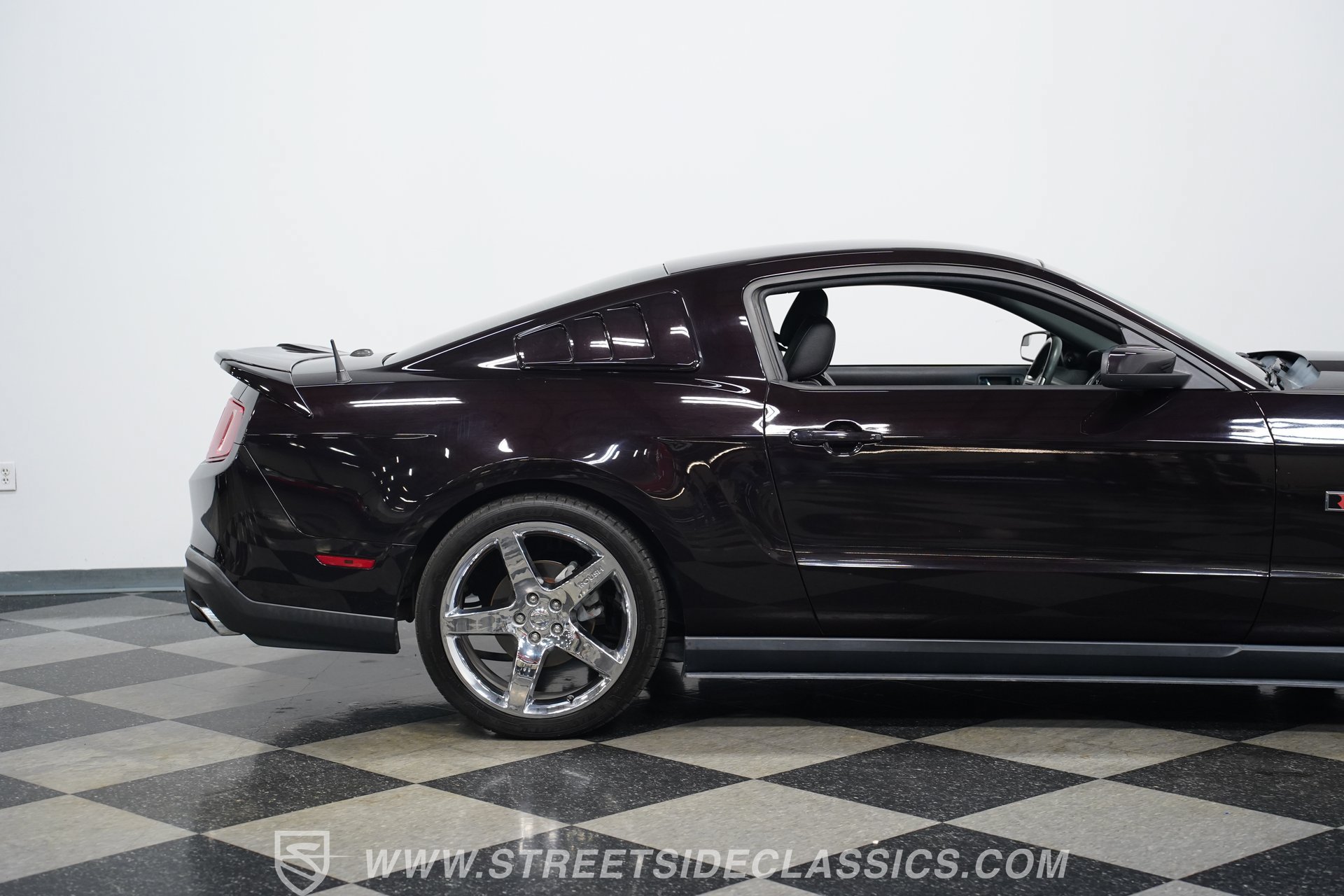 Used 2012 Ford Mustang GT Premium w/ HID Headlamps & Security Pkg RWD image 28