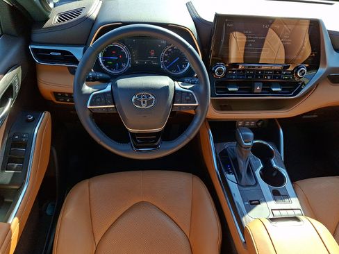 Used 2022 Toyota Highlander Platinum image 12