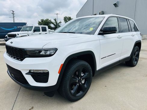 Used 2023 Jeep Grand Cherokee Limited w/ Black Appearance Package AWD/4WD image 37