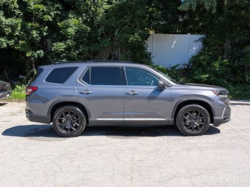 Used 2025 Honda Pilot Touring image 2