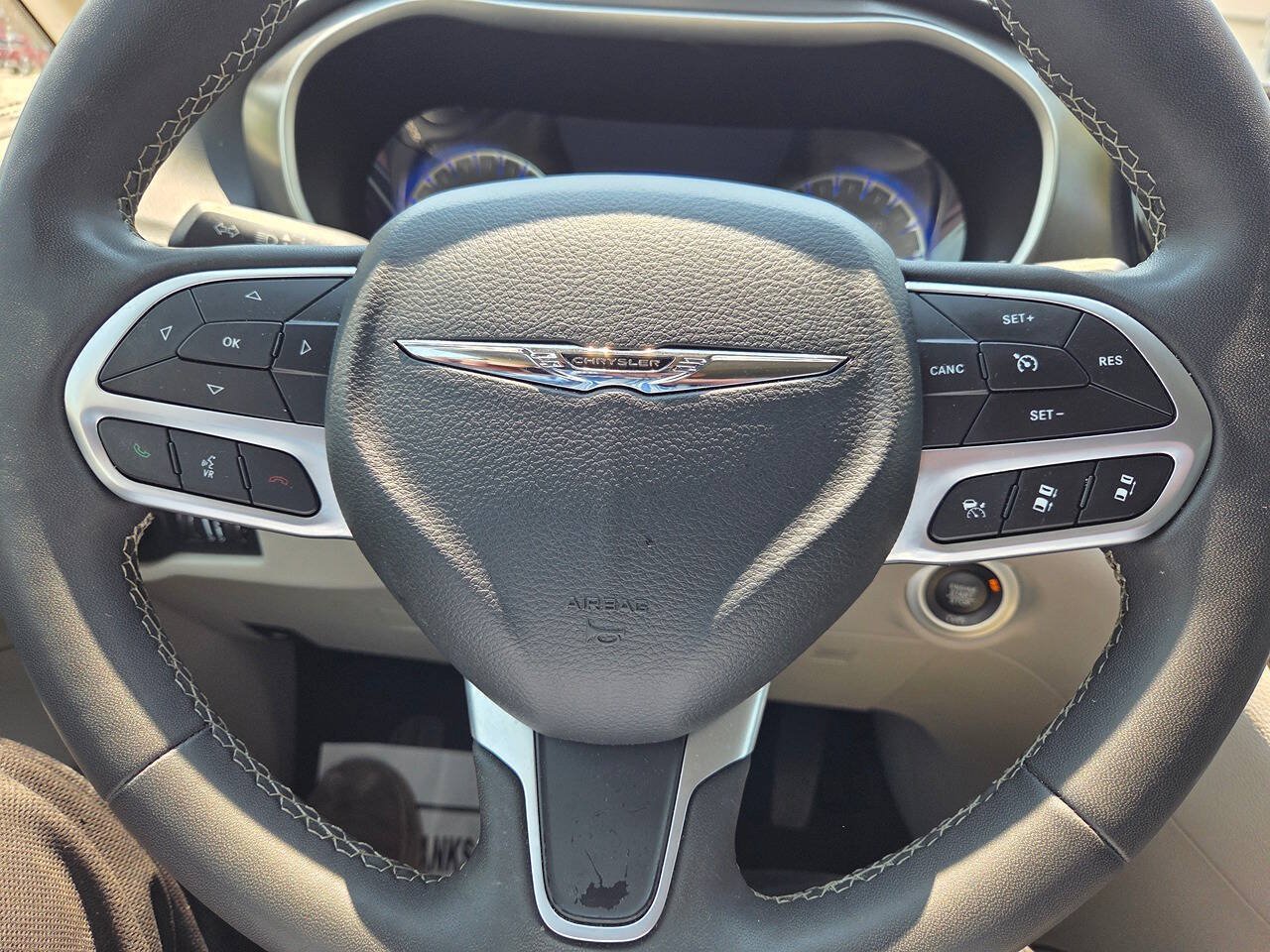 Used 2024 Chrysler Pacifica Touring-L FWD image 11