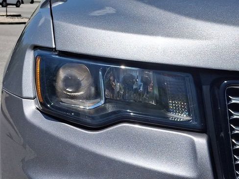 Used 2017 Jeep Grand Cherokee Altitude AWD/4WD image 12