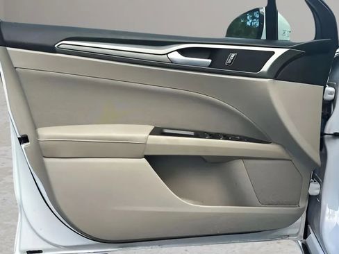 Used 2017 Ford Fusion SE image 24