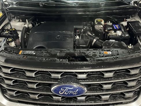 Used 2017 Ford Explorer XLT w/ Equipment Group 202A AWD/4WD image 38