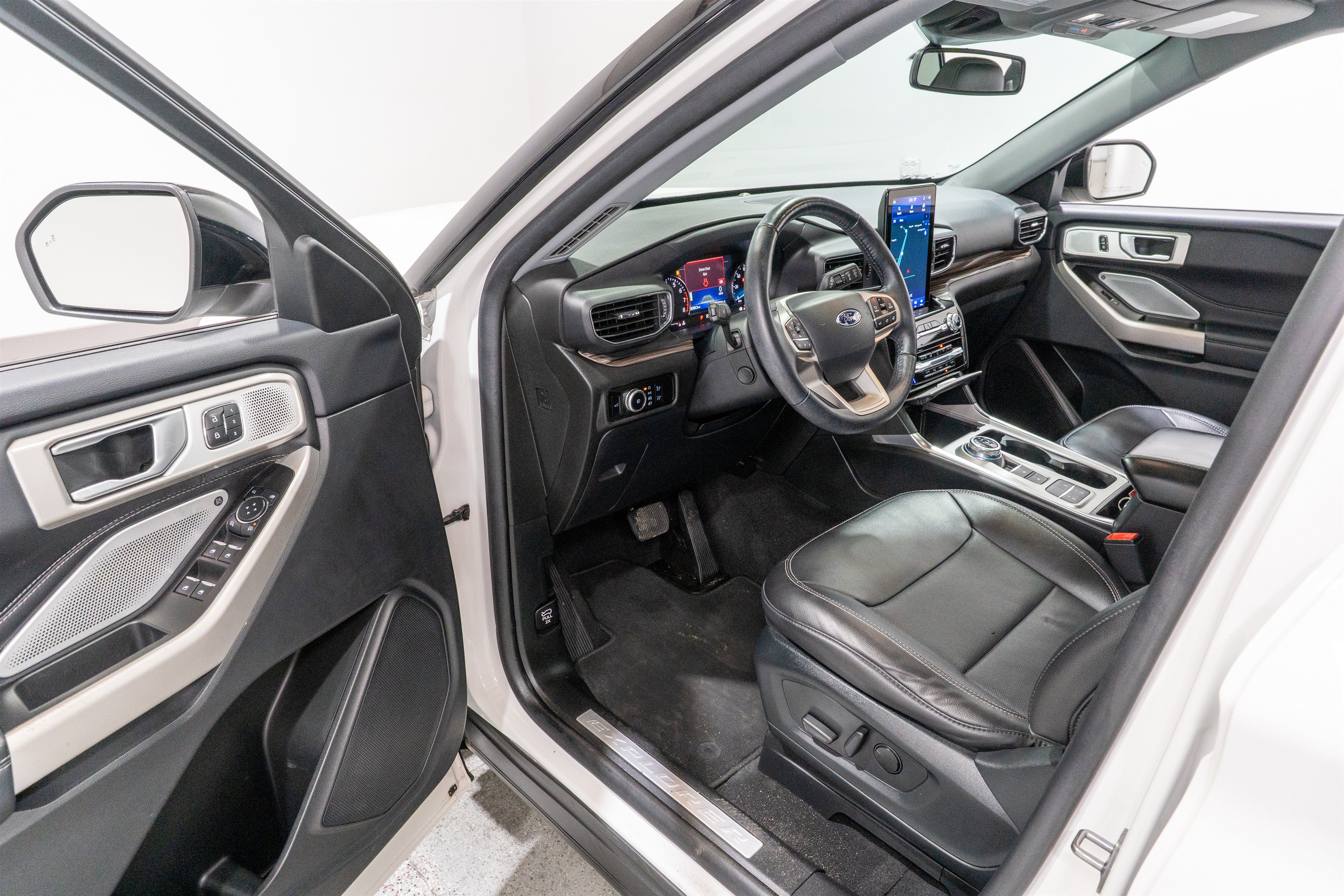 Used 2023 Ford Explorer Limited w/ Limited Technology Package RWD image 12