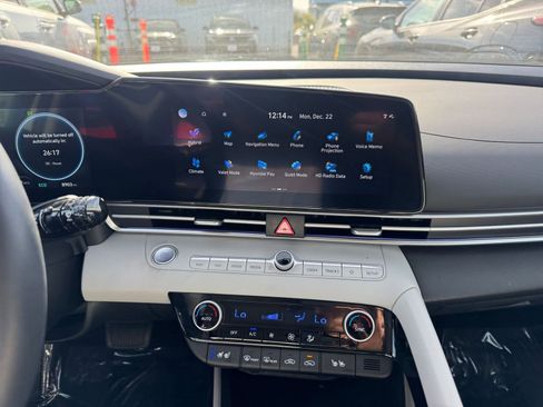 Used 2025 Hyundai Elantra Limited image 21